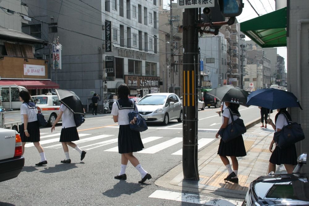 Caravana de colegialas de camino a alguna parte