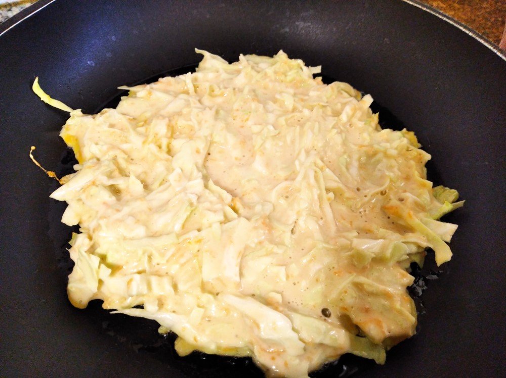 Preparando el Okonomiyaki en la sartén