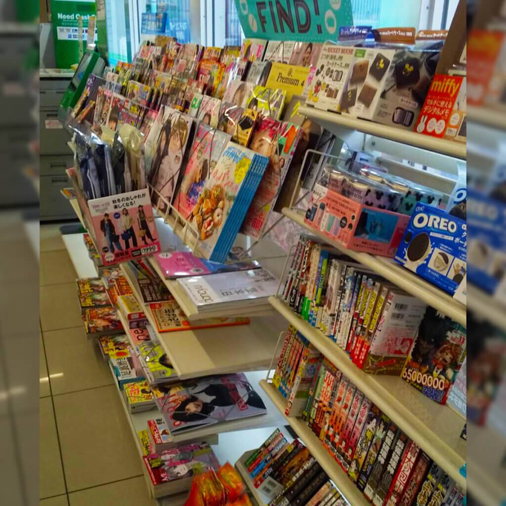 Revistas y mangas en un Konbini