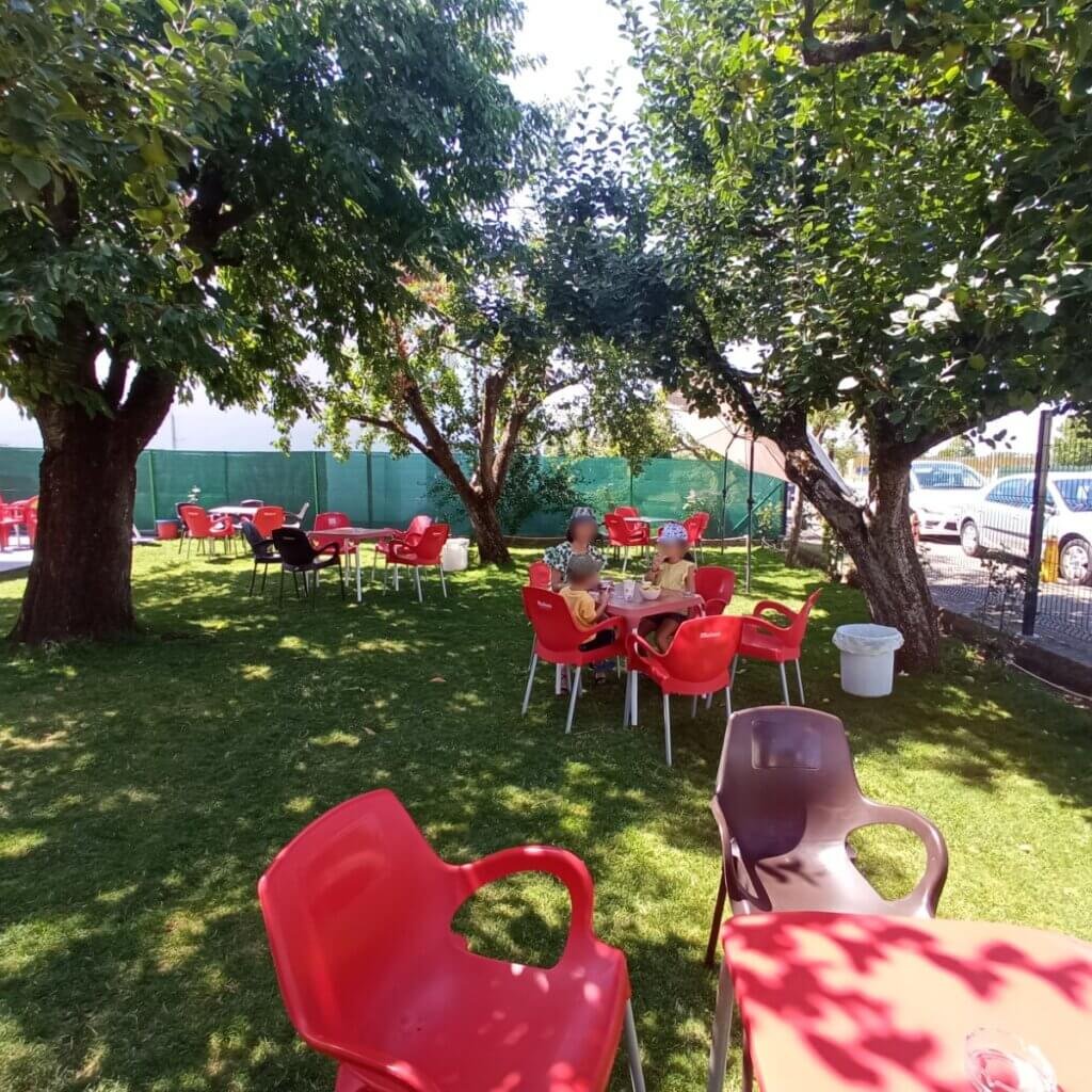 Jardín con terraza en la heladería de Sahechores